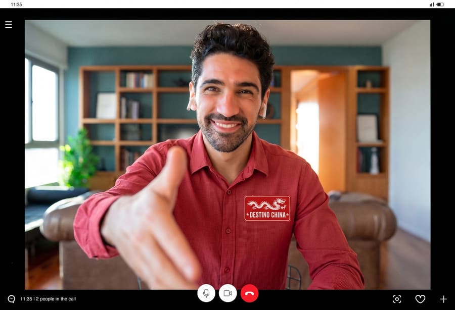 Asesor de viajes brindando una consulta personalizada por videollamada para planificar un viaje a China a la medida.