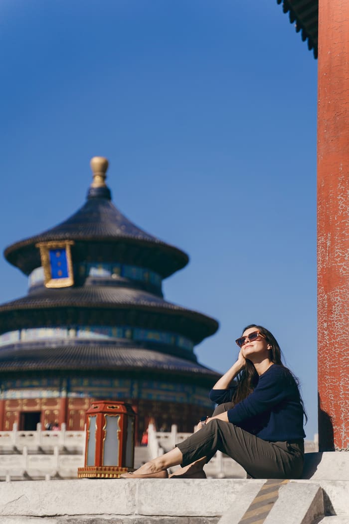 Viajera frente al Templo del Cielo en Pekín, China, uno de los monumentos históricos más importantes para visitar durante un viaje a China.